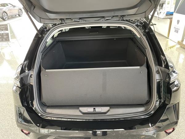 Der integrierte Stossstangenschutz hochgestellt entsteht eine hohe, wasserdichte Wanne für Peugeot 308 sw III, auch zum Transport Ihrer Fische.